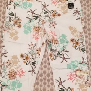 ST JOHN'S BAY WHITE FLORAL CAPRI PANTS 20W